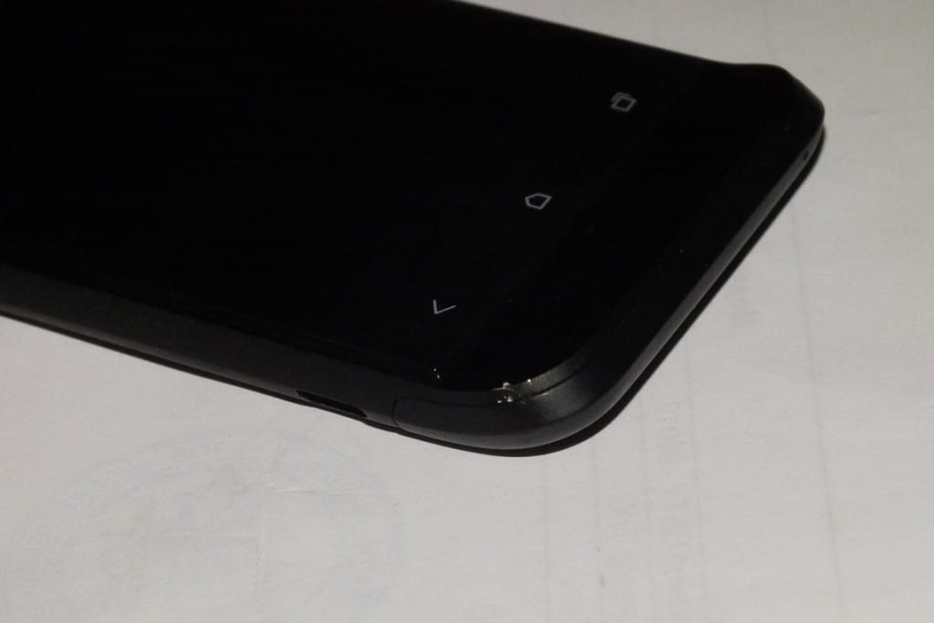 HTC One V упал на асфальт